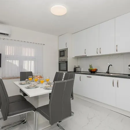 3 Bedroom Gorgeous In Prázdninový dům Sumet