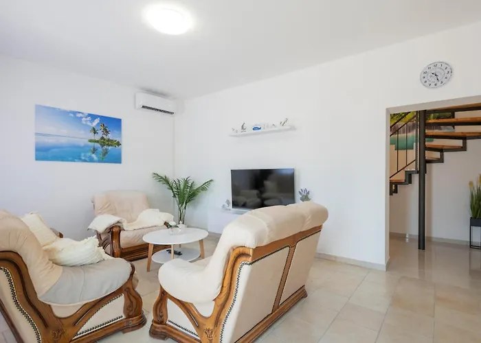 別荘 3 Bedroom Gorgeous In Šumet