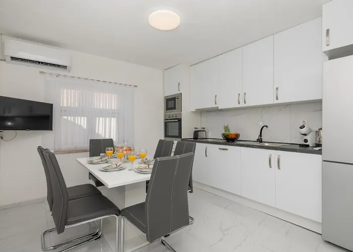 3 Bedroom Gorgeous In 別荘 Šumet